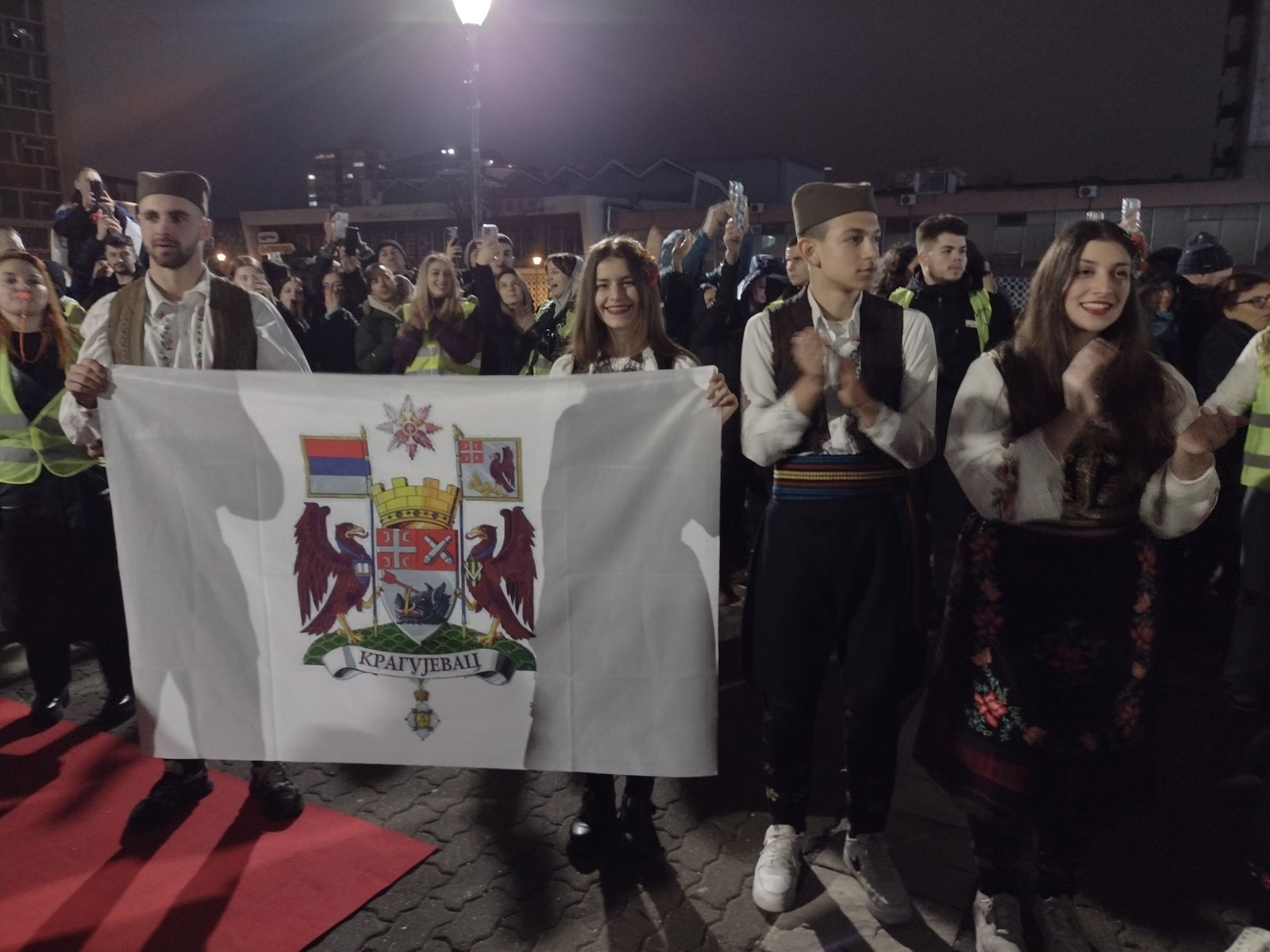 Istrčali ste istoriju, sada je vreme da je pišete: Kragujevčani dočekali studente (VIDEO, FOTO) 7