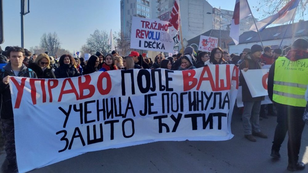 Novosadski srednjoškolci marširaju do Futoga kako bi podržali učenike Poljoprivredne škole koji trpe pritiske: "Uprava škole ne treba da ćuti" 1
