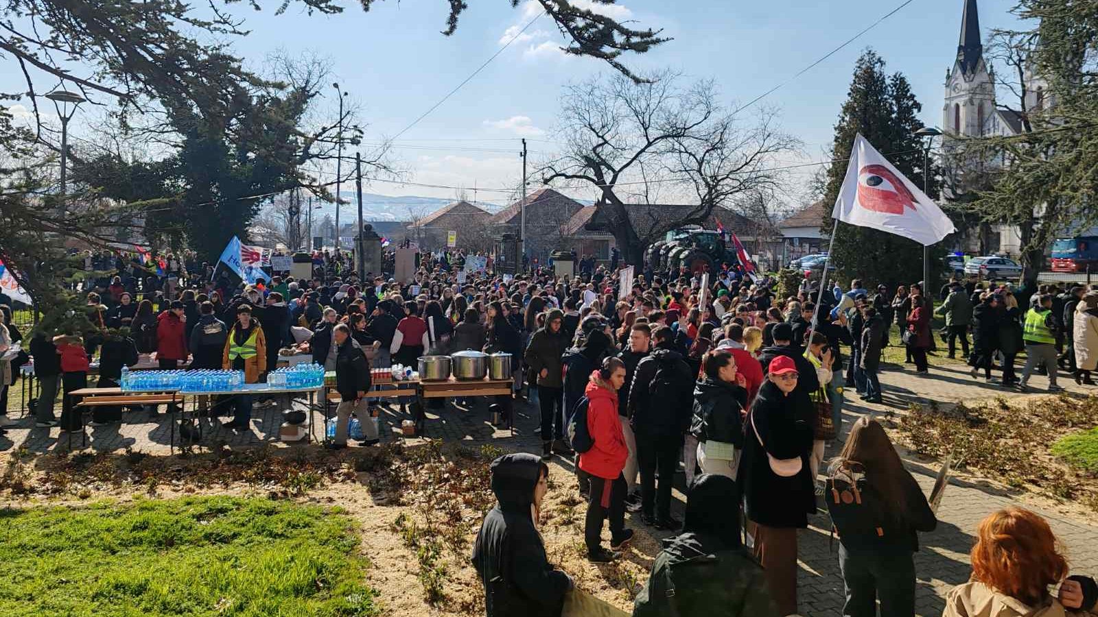 Poljoprivredna škola u Futogu u blokadi: "Mi želimo pravdu i sigurniju budućnost, Milice tvoji maturanti neće te zaboraviti" 2 Poljoprivredna škola u Futogu u blokadi: "Mi želimo pravdu i sigurniju budućnost, Milice tvoji maturanti neće te zaboraviti" 2