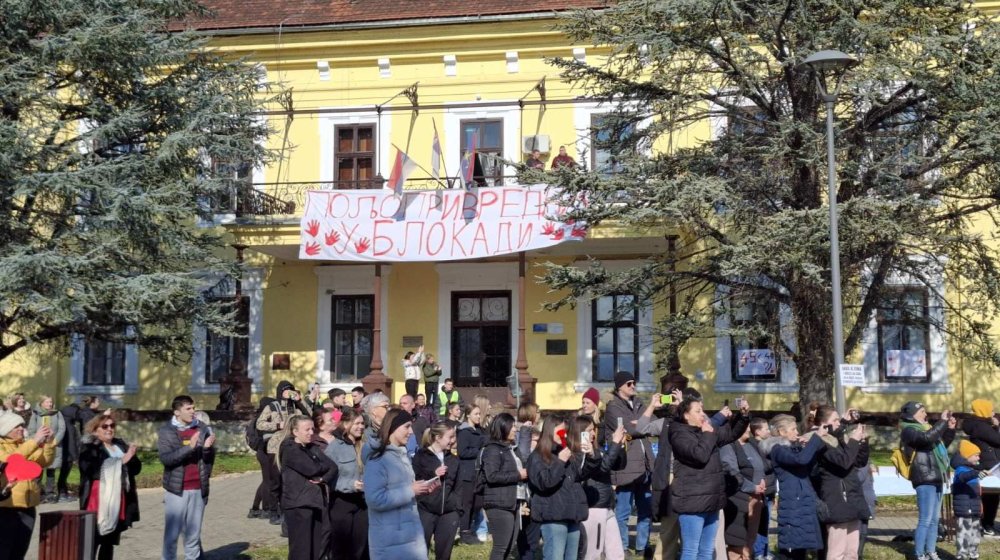 Poljoprivredna škola u Futogu u blokadi: "Mi želimo pravdu i sigurniju budućnost, Milice tvoji maturanti neće te zaboraviti" 1