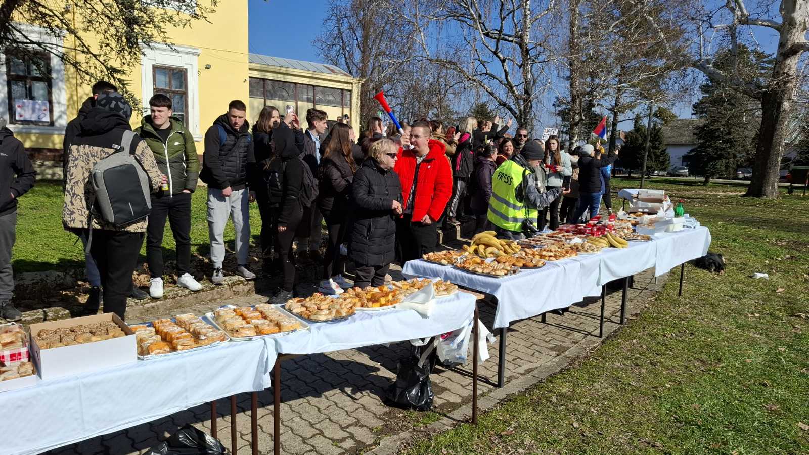Poljoprivredna škola u Futogu u blokadi: "Mi želimo pravdu i sigurniju budućnost, Milice tvoji maturanti neće te zaboraviti" 3 Poljoprivredna škola u Futogu u blokadi: "Mi želimo pravdu i sigurniju budućnost, Milice tvoji maturanti neće te zaboraviti" 3