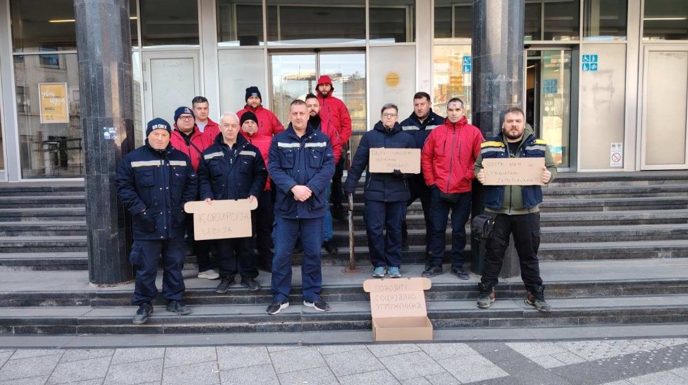 Poštari u Novom Sadu štrajkuju ispred glavne zgrade: "Podržavamo studente, sistem je urušen" 1