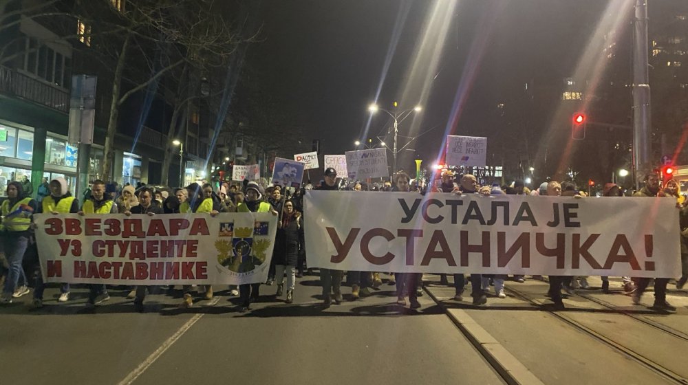 „Vidimo se kod Vuka“: Više hiljada Beograđana sa svih strana okupilo se kod Vukovog spomenika kako bi odali poštu nastradalima u Novom Sadu (VIDEO, FOTO) 1