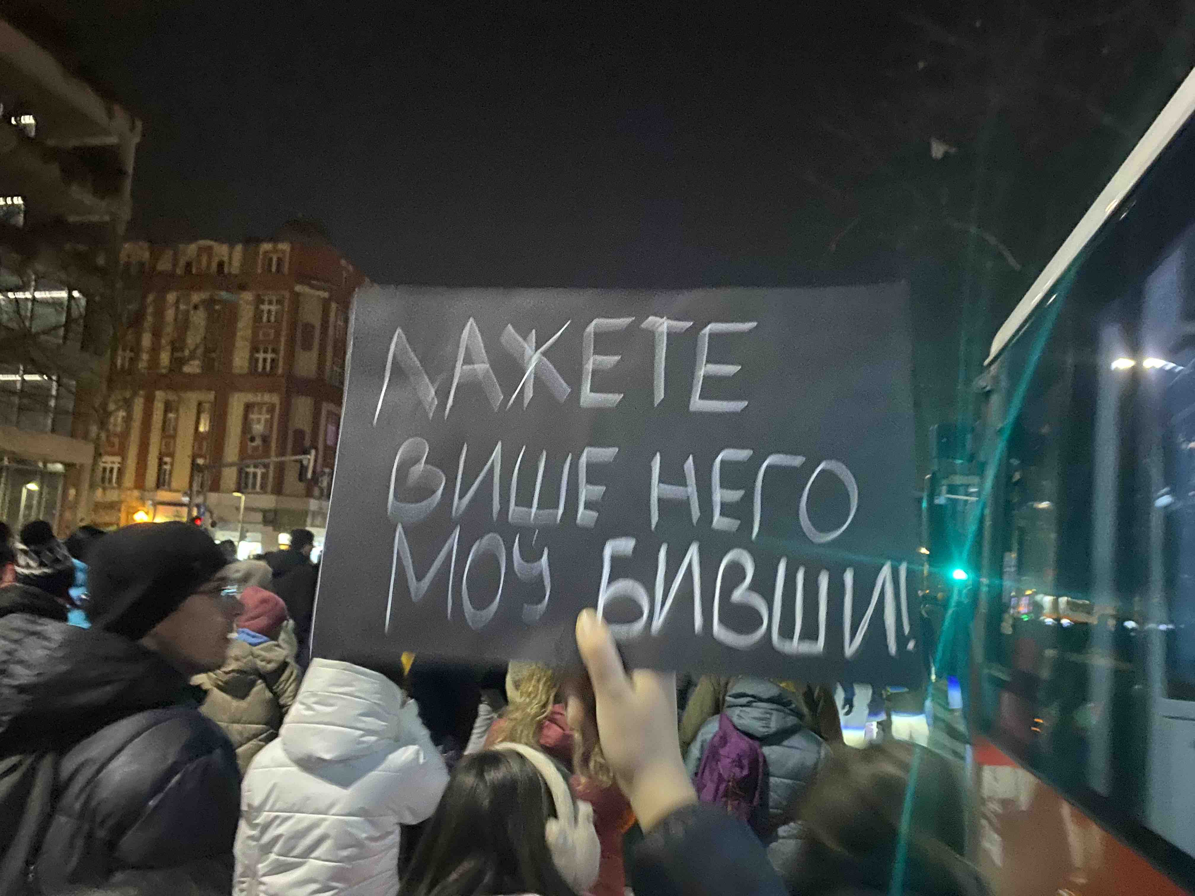 „Vidimo se kod Vuka“: Više hiljada Beograđana sa svih strana okupilo se kod Vukovog spomenika kako bi odali poštu nastradalima u Novom Sadu (VIDEO, FOTO) 2