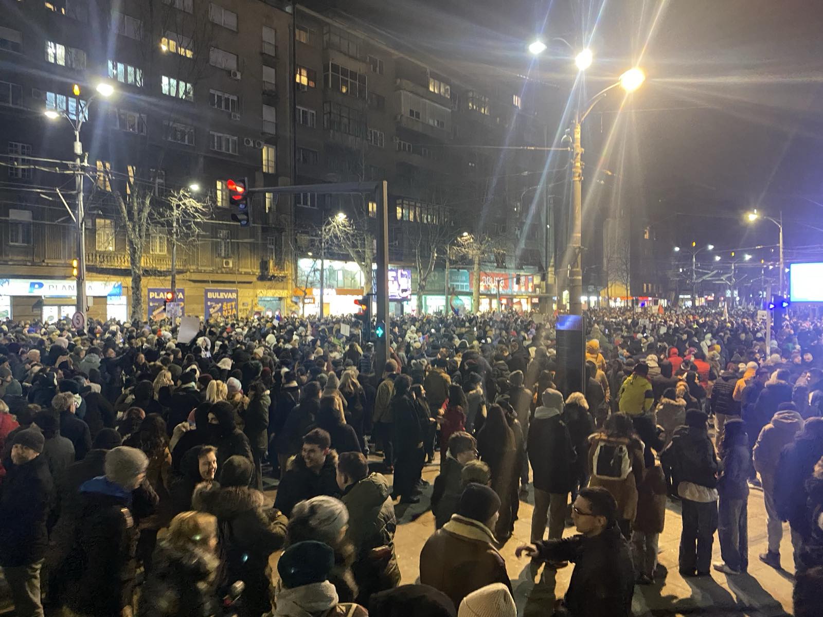 „Vidimo se kod Vuka“: Više hiljada Beograđana sa svih strana okupilo se kod Vukovog spomenika kako bi odali poštu nastradalima u Novom Sadu (VIDEO, FOTO) 3