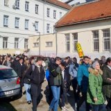 Srednja škola "Svetozar Miletić" u Novom Sadu obustavlja nastavu: Ispred škole okupili se đaci i građani 4