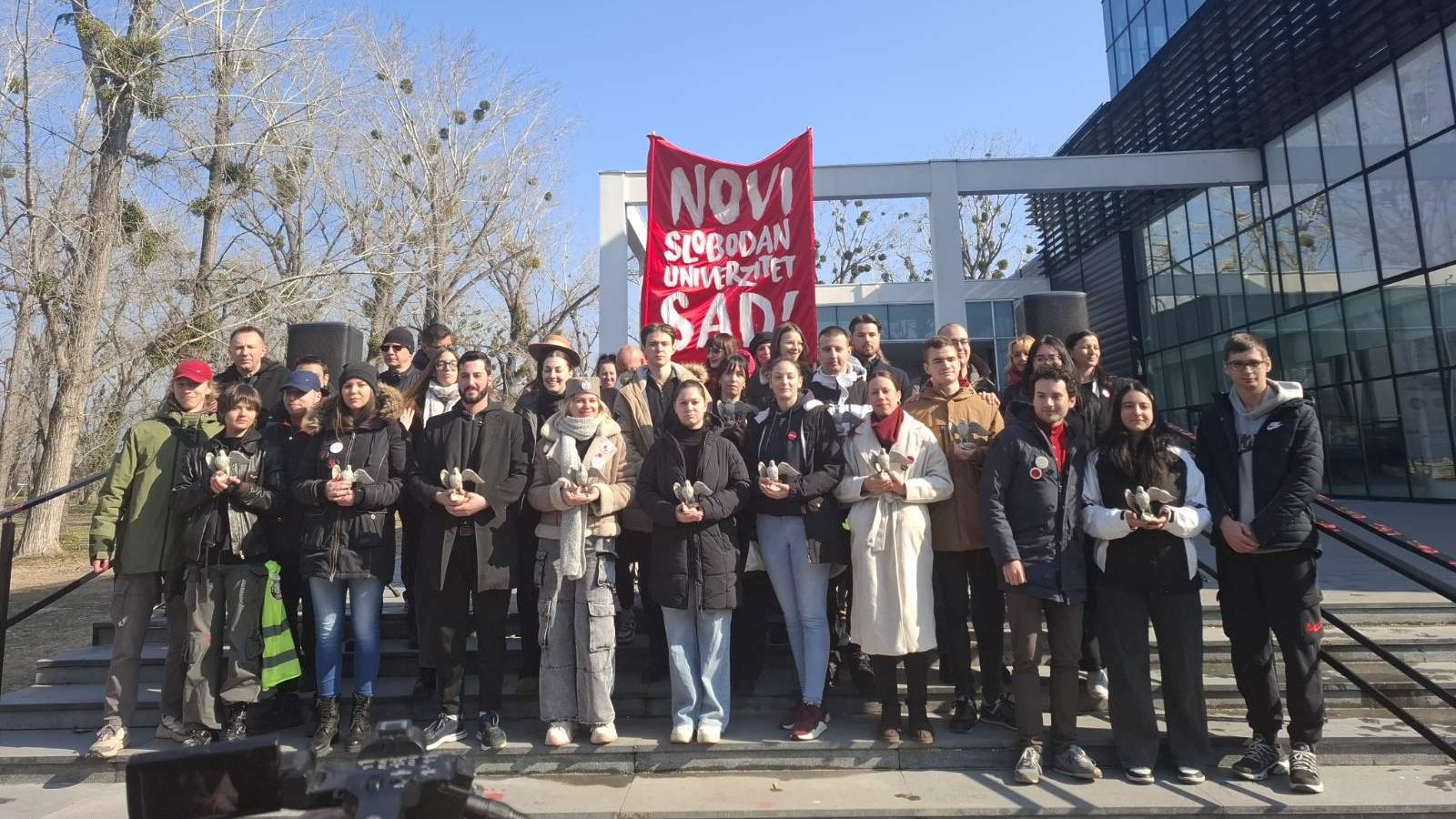 Protest studenata i profesora u Novom Sadu: Ispred SNP-a glumci novosadskih pozorišta izveli performans 2