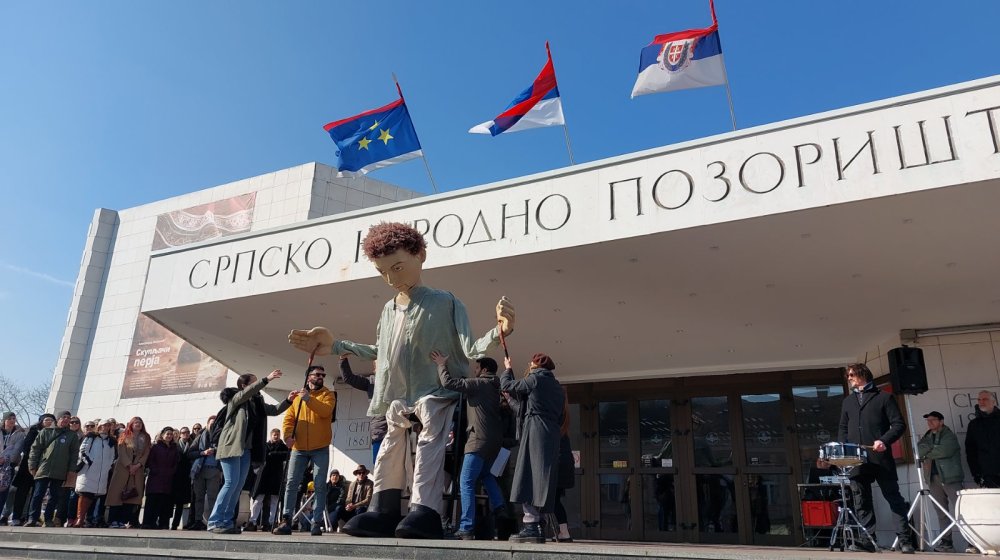 Protest studenata i profesora u Novom Sadu: Ispred SNP-a glumci novosadskih pozorišta izveli performans 1