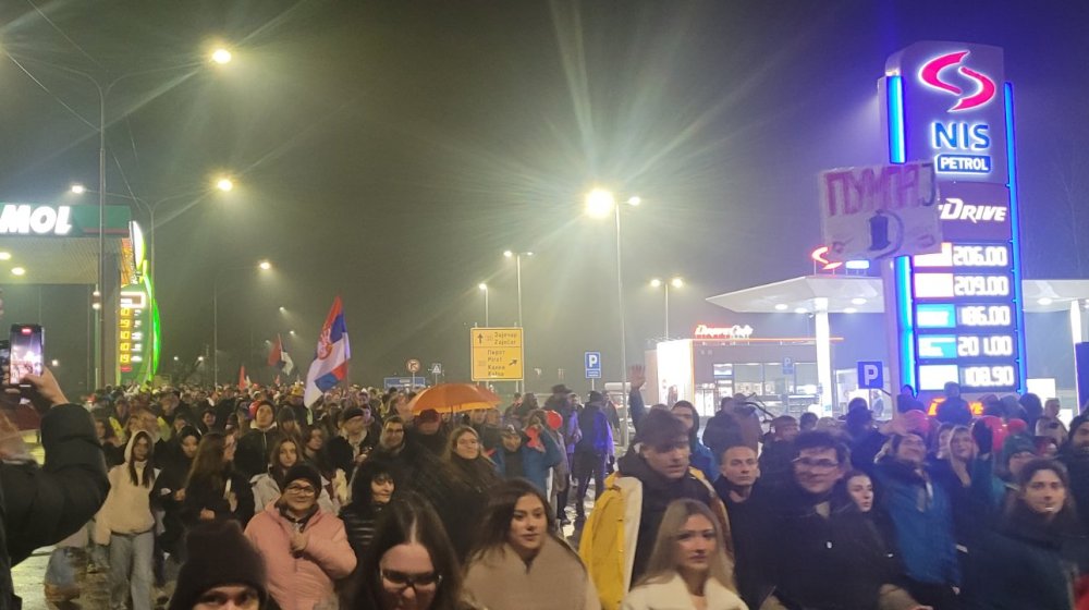 "Pumpaj S(t)ude(n)ti": Studenti koji pešače od Bora do Niša dočekani u Knjaževcu (VIDEO, FOTO) 1