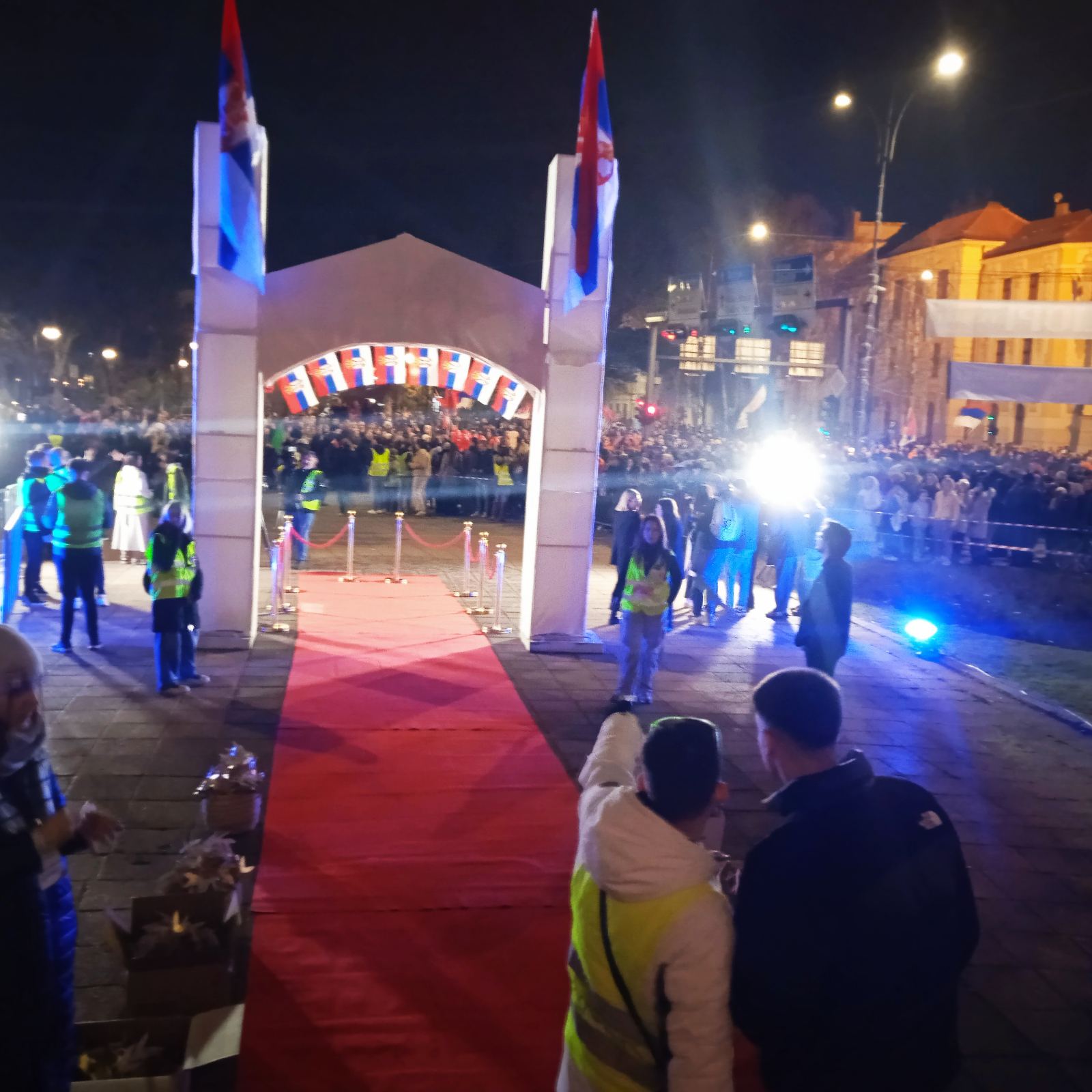 Doček studenata u Nišu: Veliki broj građana na ulicama, crveni tepih, vatromet, bakljada i cveće za studente (FOTO, VIDEO) 4