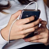 Veštačka inteligencija rešava domaće zadatke: Koliko đaci dnevno provode na internetu i čemu im služi? 6