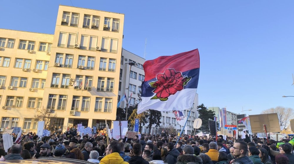 AP: Studenti u Srbiji blokirali most na Dunavu dok raste njihov pokret protiv korupcije 1