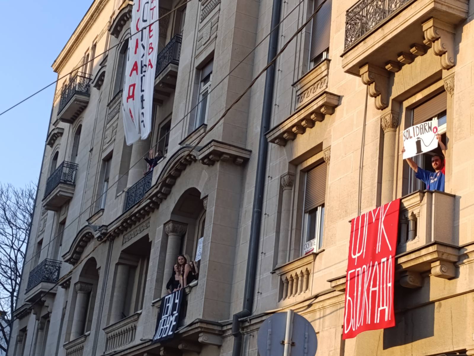 Generalni štrajk u Srbiji: "Tišina odjeknula" ispred RTS-a, deo radnika izneo zahteve, policija u Pionirskom parku (FOTO, VIDEO) 5