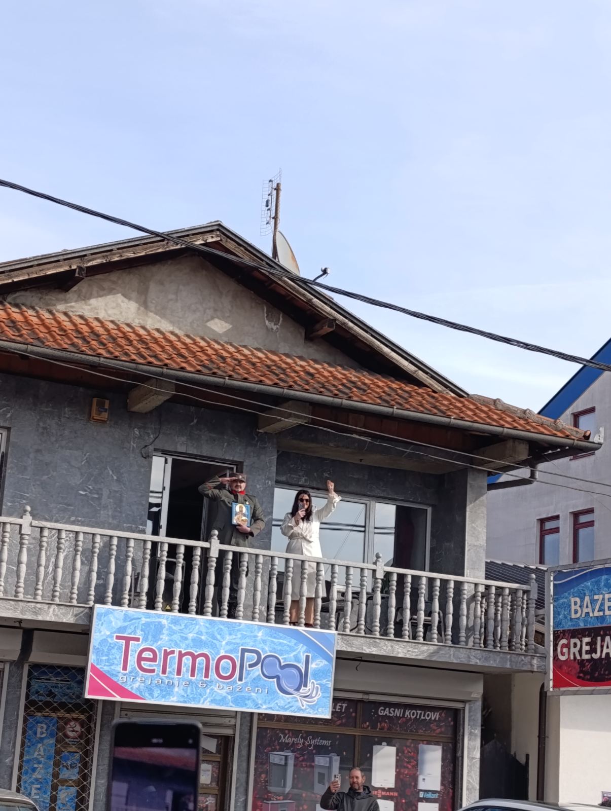 "Puzaću ako treba": Novinarka Danasa na studentskom maršu slobode od Kruševca do Niša (FOTO) 2 "Puzaću ako treba": Novinarka Danasa na studentskom maršu slobode od Kruševca do Niša (FOTO) 2