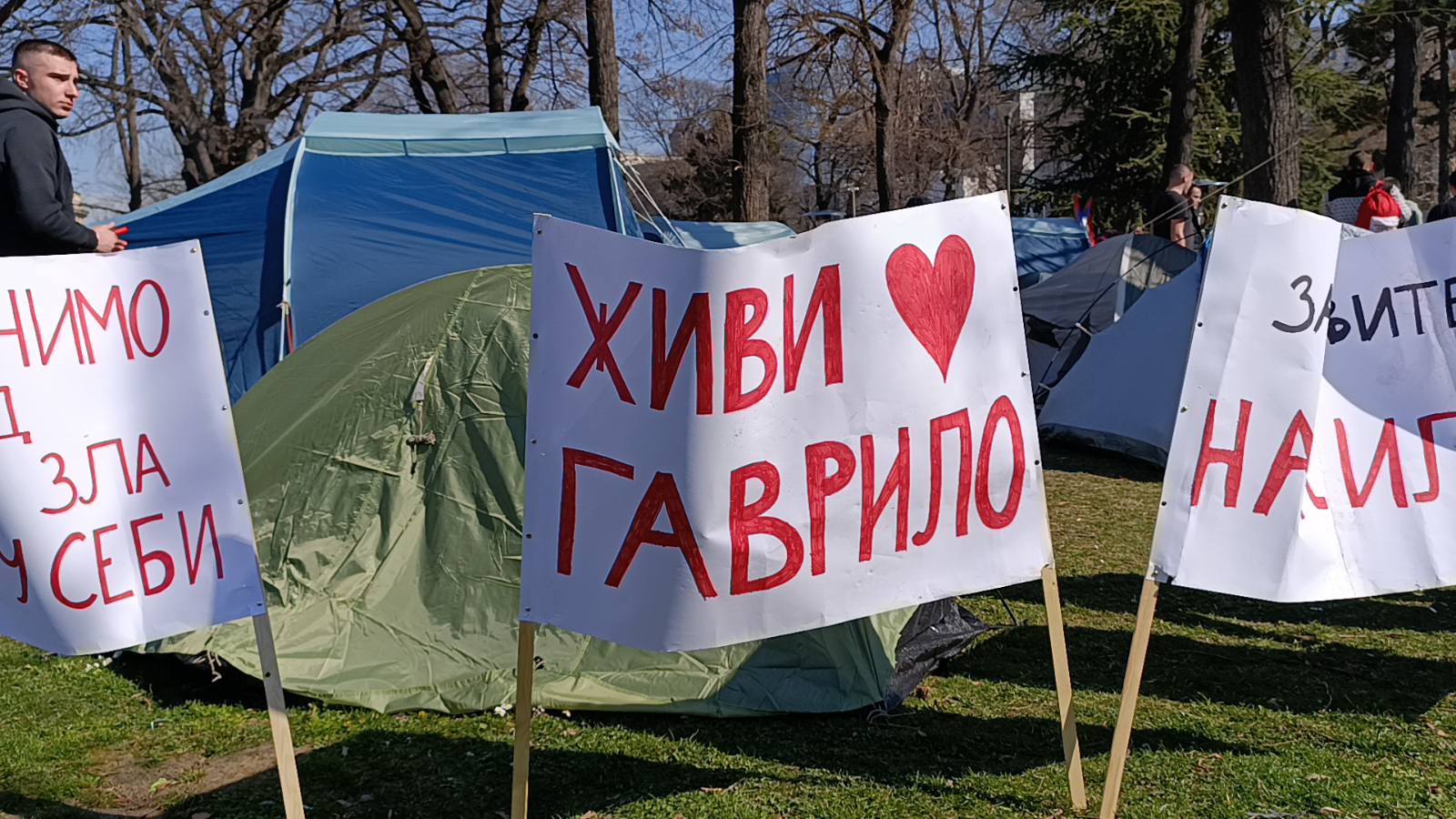 "Svadba na Pavlovićev način": Reporter Danasa ispred Predsedništva u kampu studenata koji "samo hoće da uče" (FOTO) 13