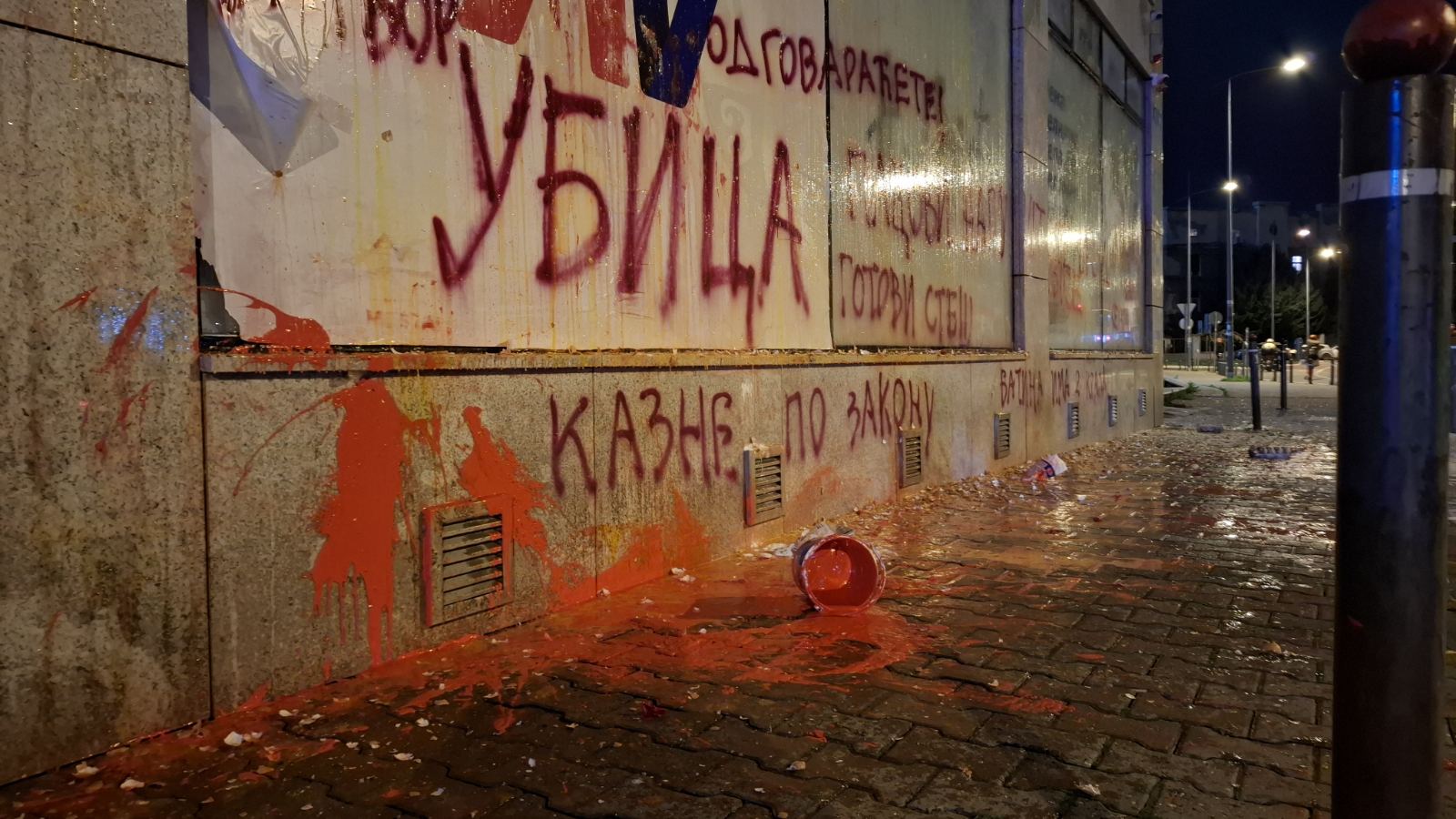 Studenti u Novom Sadu protestuju zbog prebijanja četvorice kolega (FOTO; VIDEO) 3 Studenti u Novom Sadu protestuju zbog prebijanja četvorice kolega (FOTO; VIDEO) 3