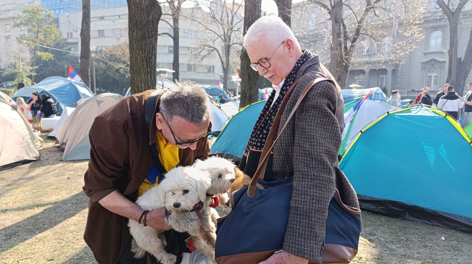 "Svadba na Pavlovićev način": Reporter Danasa ispred Predsedništva u kampu studenata koji "samo hoće da uče" (FOTO) 8