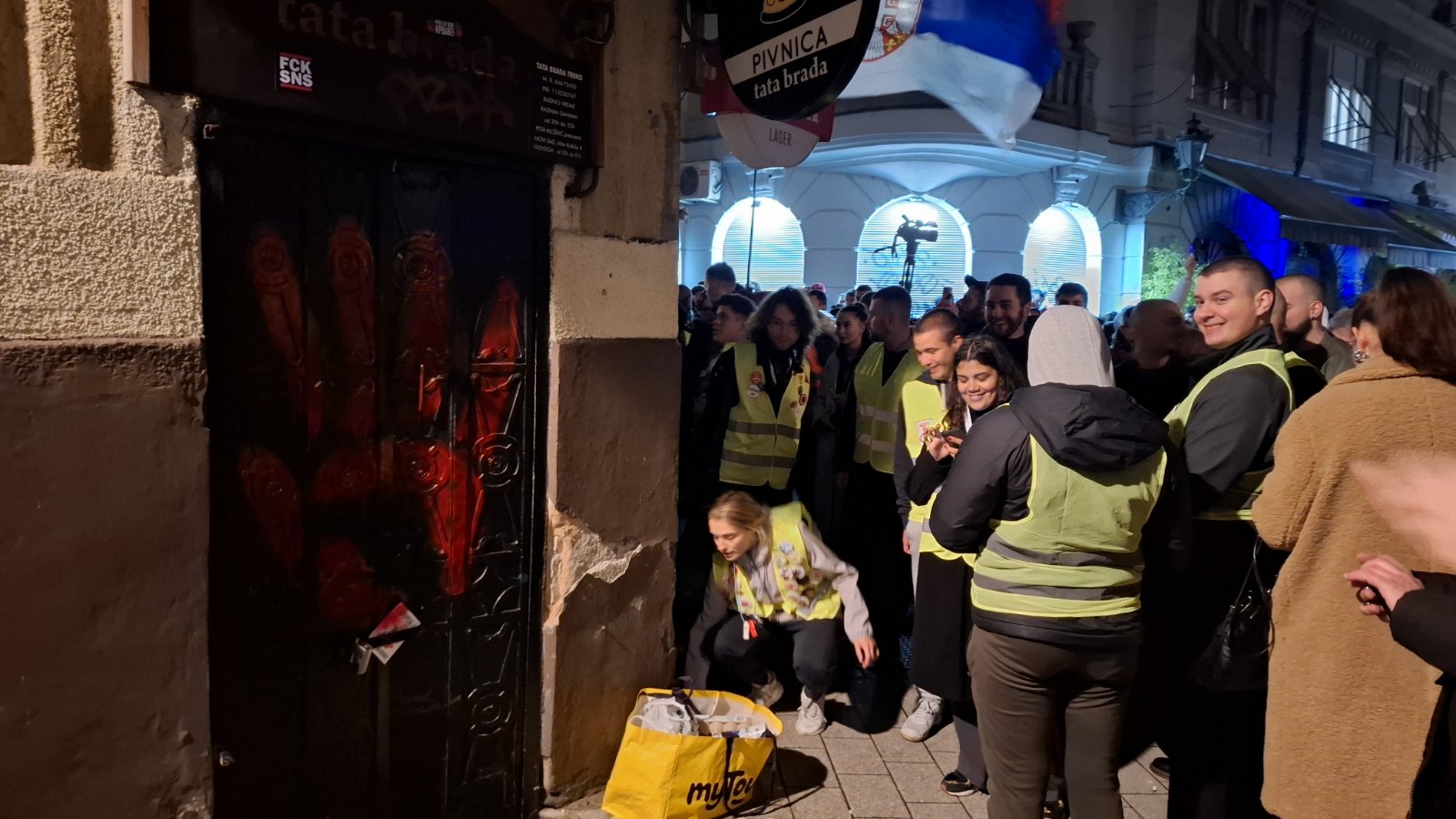Studenti u Novom Sadu protestuju zbog prebijanja četvorice kolega (FOTO; VIDEO) 2 Studenti u Novom Sadu protestuju zbog prebijanja četvorice kolega (FOTO; VIDEO) 2