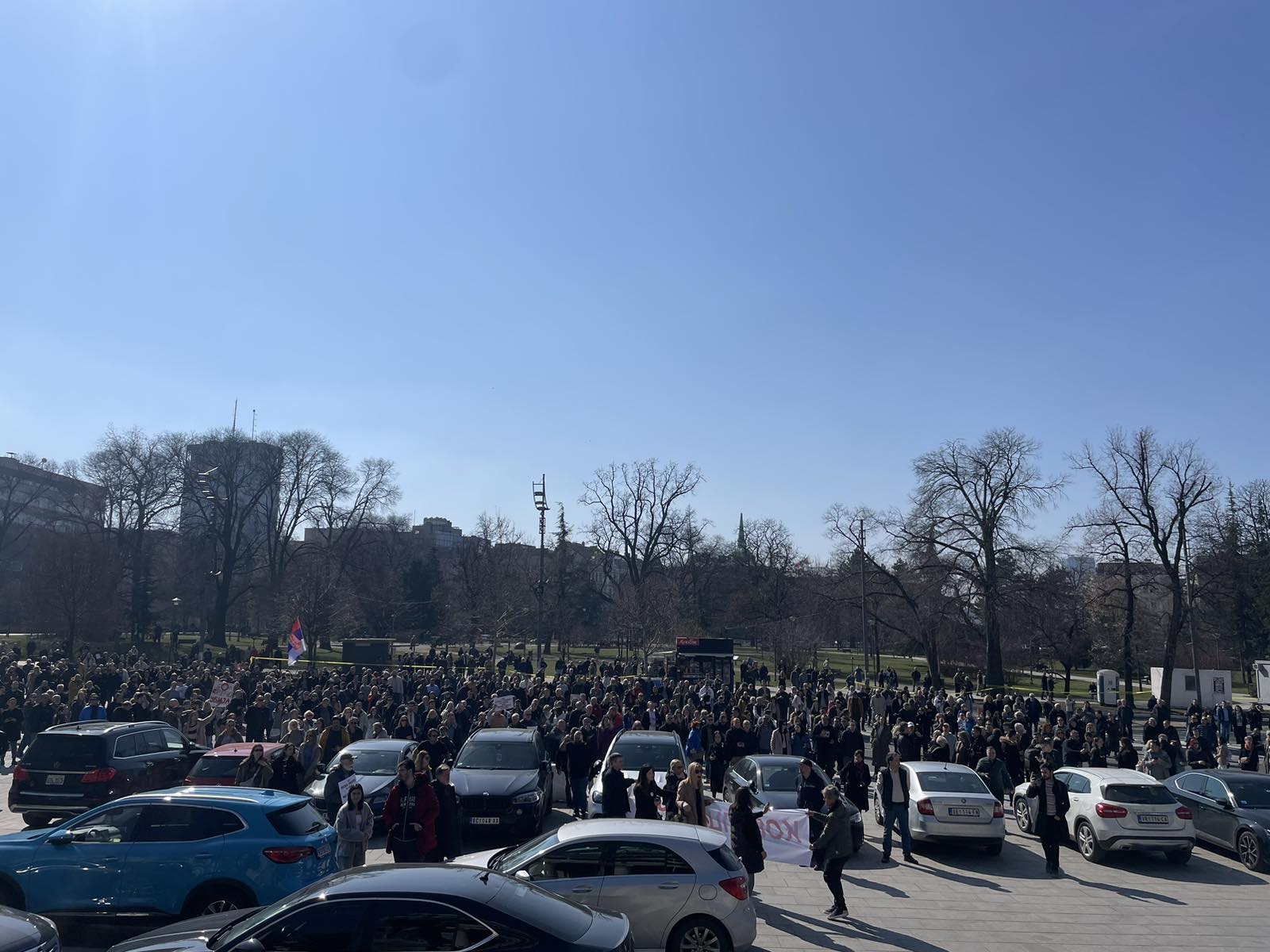 Blokada ispred Skupštine: Nakon 15 minuta tišine, građani gađali jajima zgradu, uzvikuju "Odlazi" i "Pumpaj" (VIDEO, FOTO) 3 Blokada ispred Skupštine: Nakon 15 minuta tišine, građani gađali jajima zgradu, uzvikuju "Odlazi" i "Pumpaj" (VIDEO, FOTO) 3