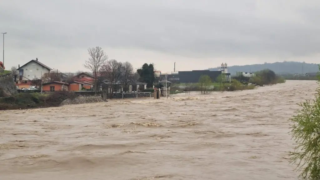 Nabujala reka u stabenom naselju