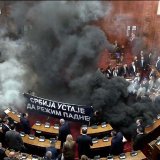 Magazin The Week o Srbiji: Zašto srpski demonstranti aktiviraju dimne bombe u parlamentu? 8
