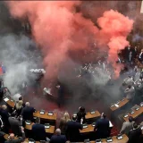 Vlada narodnog poverenja - rešenje za krizu ili iluzija saradnje sa režimom? 9