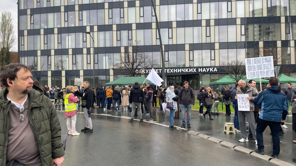 Profesori blokirali turbo kružni tok u Novom Sadu: "Uredba Vlade je suluda, neka je povuku kako su je i doneli" 3