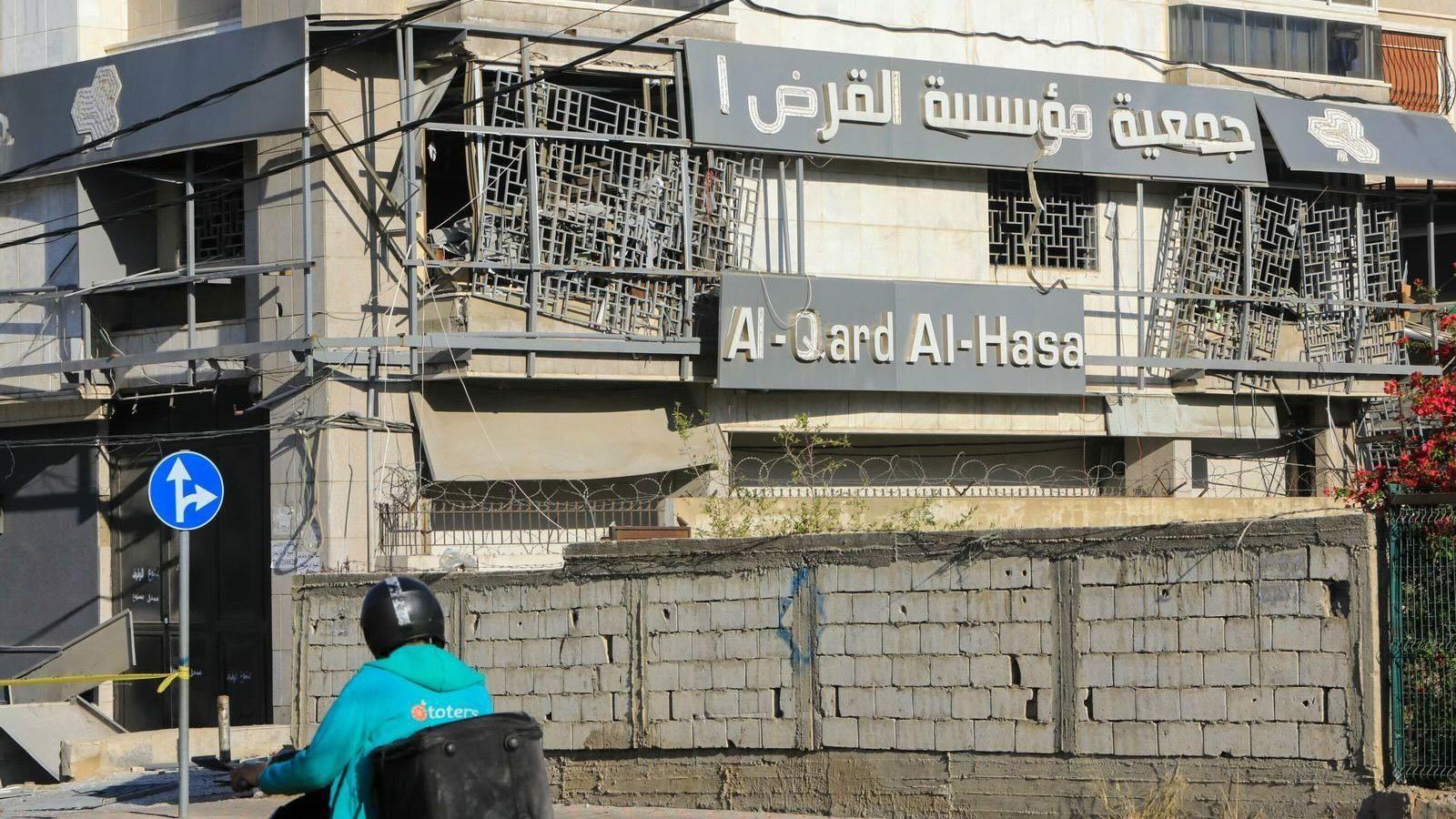 Odakle Hezbolahu stiže novac 8 Čovek sa kacigom na motoru ispred oštećene zgrade u Bejrutu