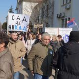 Dve sednice u Bogatiću: Opozicije na ulici, vlasti u zgradi Opštine 10