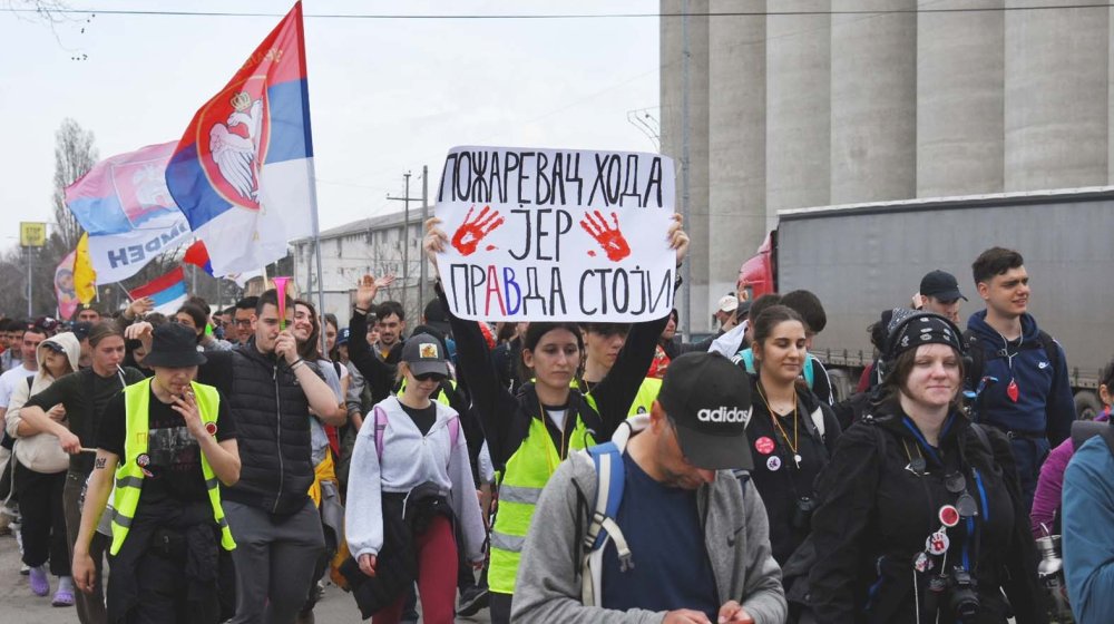 Građani i studenti u Požarevcu organizovali akciju „Sanacija terena“ posle skupa SNS 1