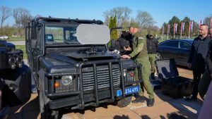 Prvo osnovno tužilaštvo u Beogradu, koje vodi istragu o navodnoj upotrebi akustičnog oružja na protestu u Beogradu 15. marta, ne poseduje nikakve informacije o istrazi protiv policajca koji je odavao lažne informacije o zvučnom topu, koju je najavio predsednik Srbije Aleksandar Vučić, piše danas Insajder.