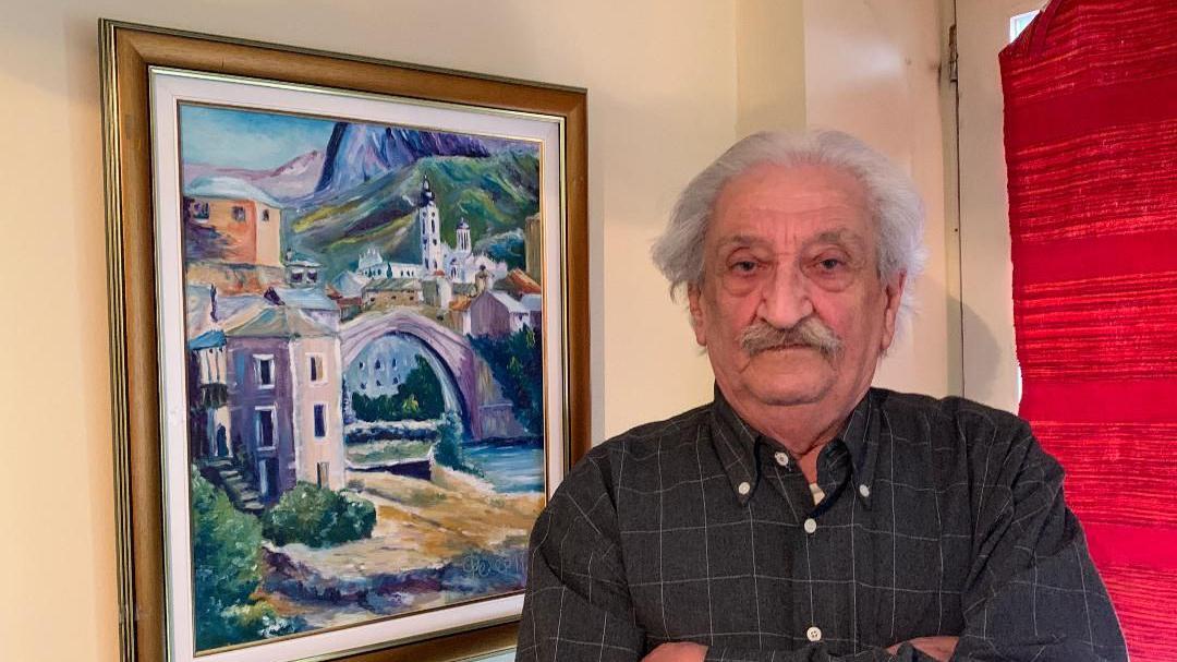 Pero Zubac pored slike Mostara