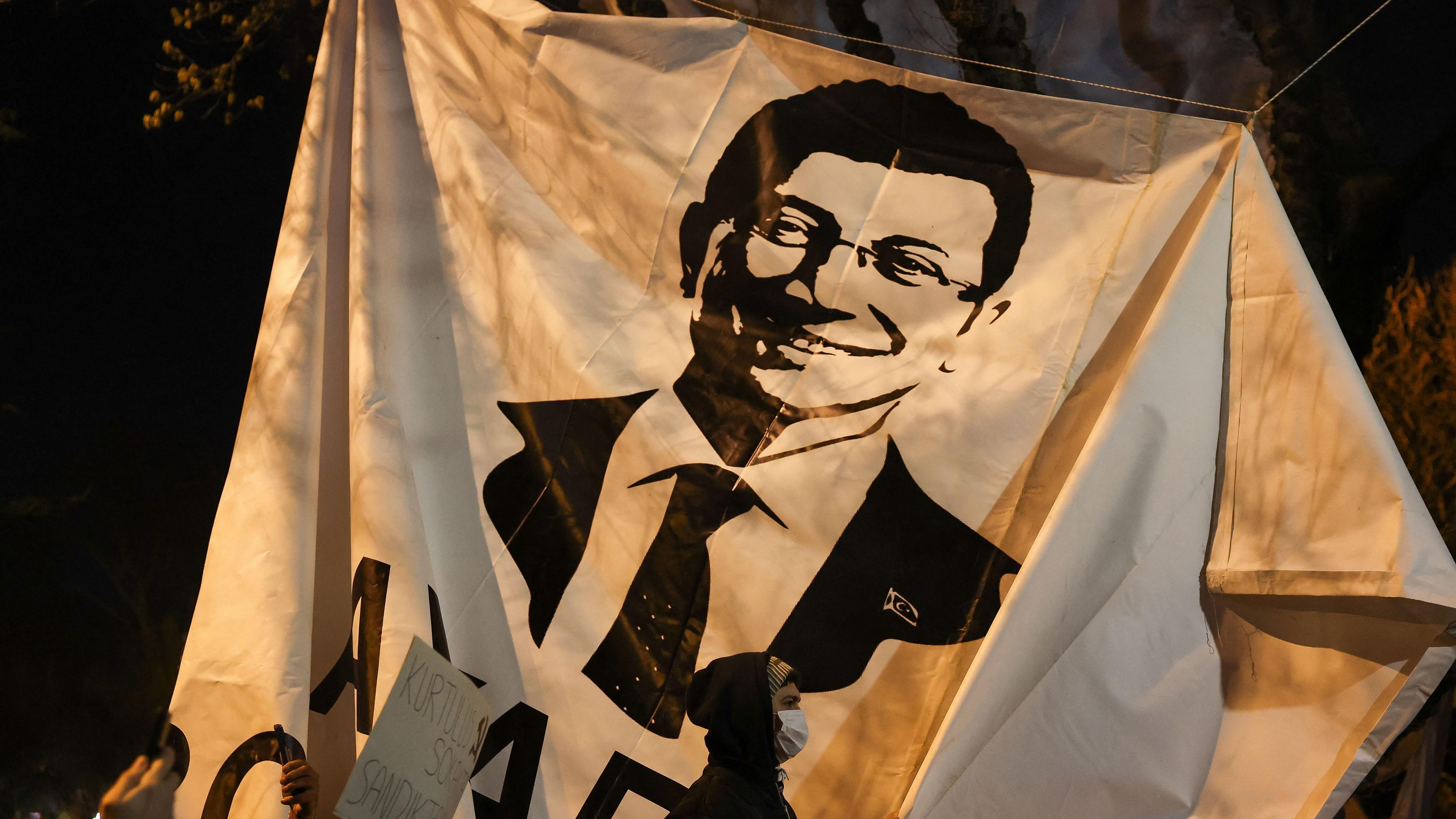 Ko i zašto protestuje na ulicama Turske 10 Transparent sa likom Ekrema Imamoglua