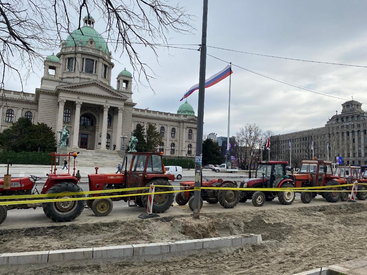 Studenti pešaci nadomak Beograda, traktori u centru prestonice Srbije 1 Traktori oko Pionirskog parka gde je grupa mladih koja sebe zove Studenti 2.0.