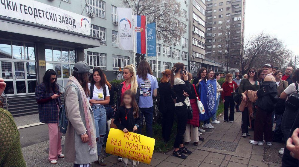 Studenti i građani ispred RGZ-a podržali radnicu koja je dobila premeštaj nakon podrške studentima 1