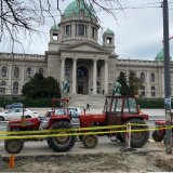 Oko Pionirskog parka u Beogradu parkirani brojni traktori (VIDEO) 5