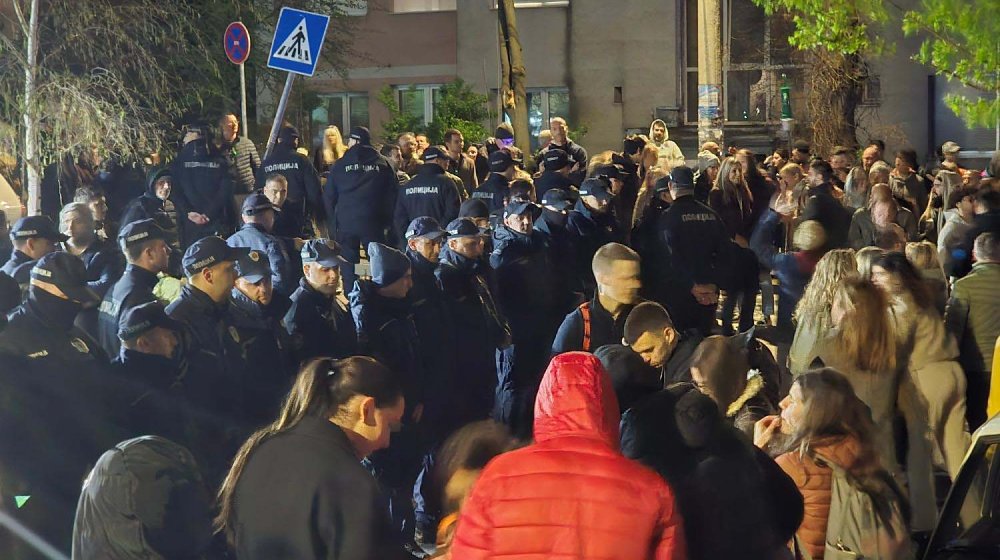 Aktivista Kreni-promeni koji je priveden tokom protesta ispred SNS-a pušten na slobodu 1