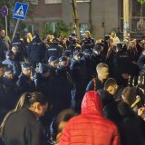 Aktivista Kreni-promeni koji je priveden tokom protesta ispred SNS-a pušten na slobodu 13