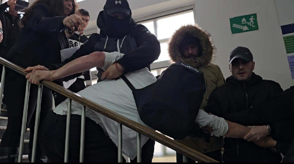 Sukob u opštini Zvezdara: Odbornici sprečeni da uđu na sednicu (VIDEO) 1