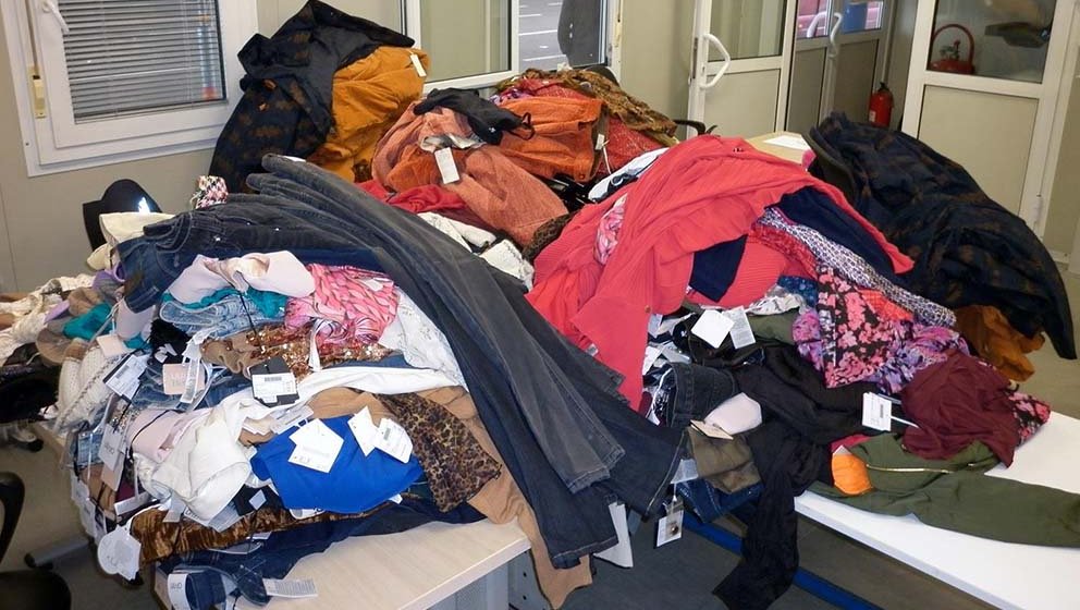 Carinici pronašli garderobu vrednu preko 75.000 evra među polovnim nameštajem 1