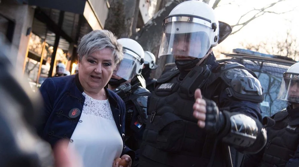 Nožem napadnuta dekanka Filozofskog fakulteta u Nišu, policija uhapsila ženu (VIDEO) 1