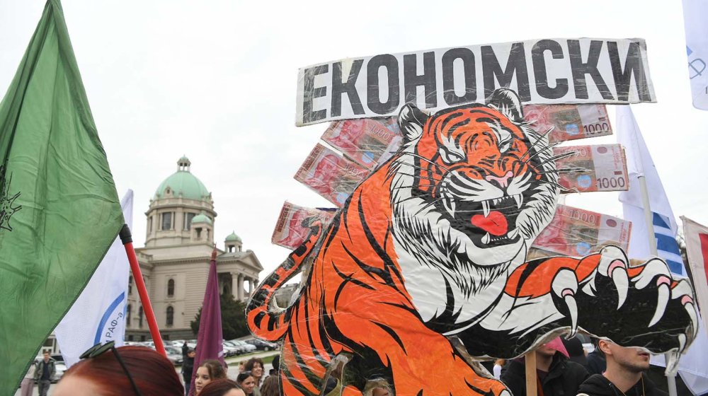 Incident na Ekonomskom fakultetu: Nepoznati muškarac upao u hol zgrade 1