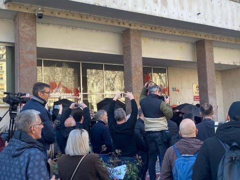 Nemiri posle sednice Skupštine Beograda, policija intervenisala i privela nekoliko ljudi (FOTO/VIDEO) 14