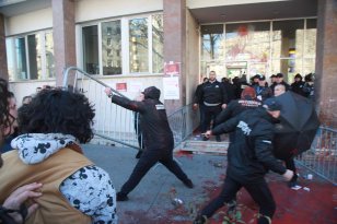 Nemiri posle sednice Skupštine Beograda, policija intervenisala i privela nekoliko ljudi (FOTO/VIDEO) 11