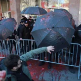 Tuca izmedju clanova udruzenja "Most ostaje", okupljenih gradjana i obezbedjenja izbila je ispred Skupstine grada.Okupljeni su gadjali obezbedjenje crvenom farbom i jajima, a zatim je izbila tuca izmedju pojedinaca.