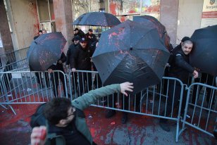 Nemiri posle sednice Skupštine Beograda, policija intervenisala i privela nekoliko ljudi (FOTO/VIDEO) 6