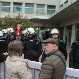 Kreni-Promeni traži zakonsku odgovornost nadležnih zbog toga što je Skupštinu grada Niša u vreme zasedanja blokirala policija 5