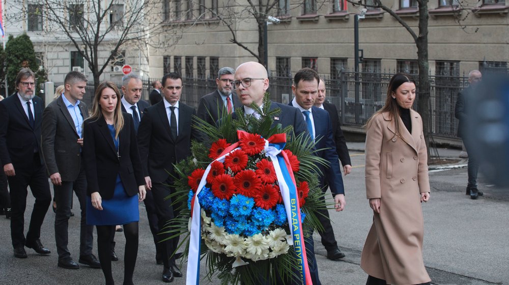Vučević i ministri položili venac na mestu gde je ubijen premijer Đinđić 1