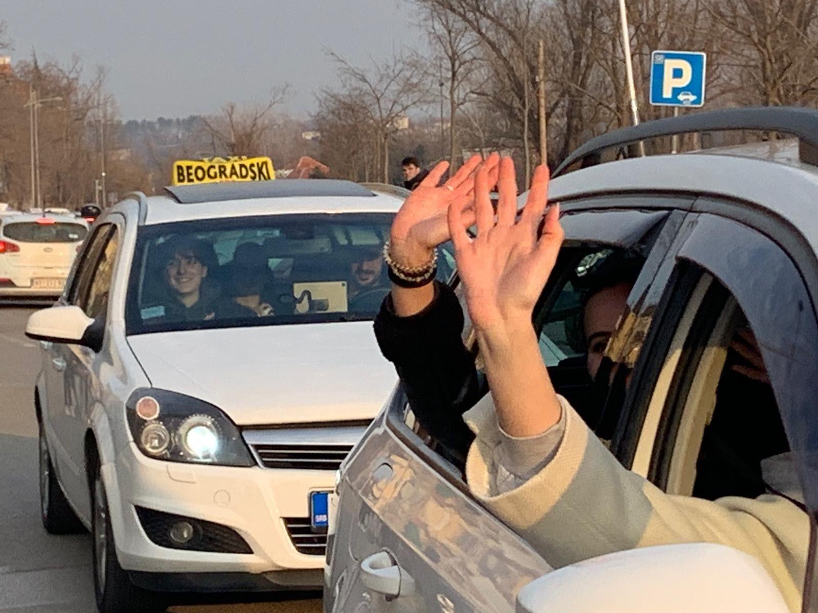 'Kuvaćemo za studente dok god treba' 8 Beogradski taksisti dolaze po studente u Novi Sad posle blokade mostova početkom februara