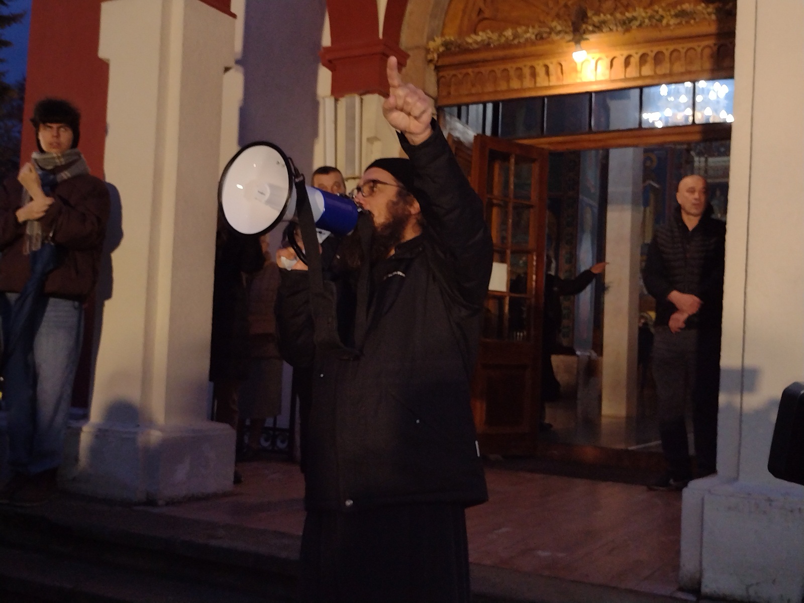 Gružani ne daju sveštenika Nikolu, dok za Eparhiju šumadijsku njegovi postupci nisu crkveni i kanonski 3 Gružani ne daju sveštenika Nikolu, dok za Eparhiju šumadijsku njegovi postupci nisu crkveni i kanonski 14